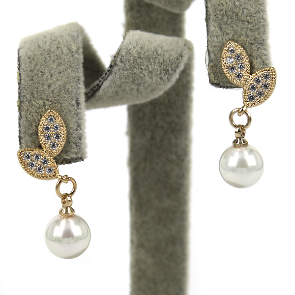 Earrings with crystal and mother of pearl