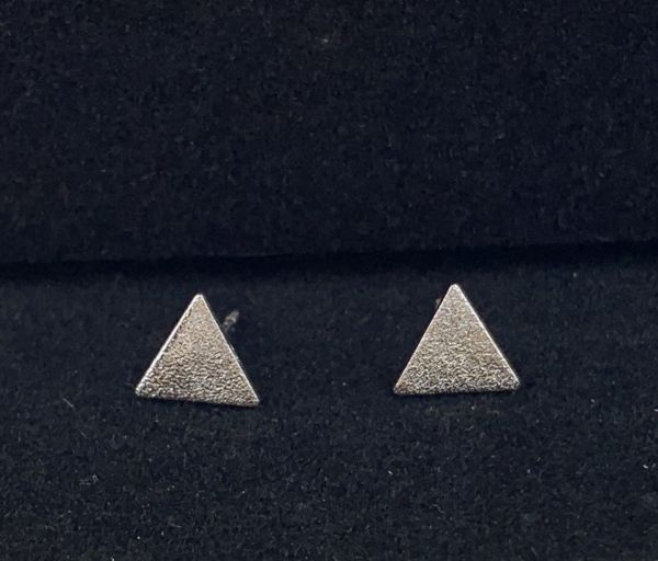 Triangle stud earrings (silver plated)